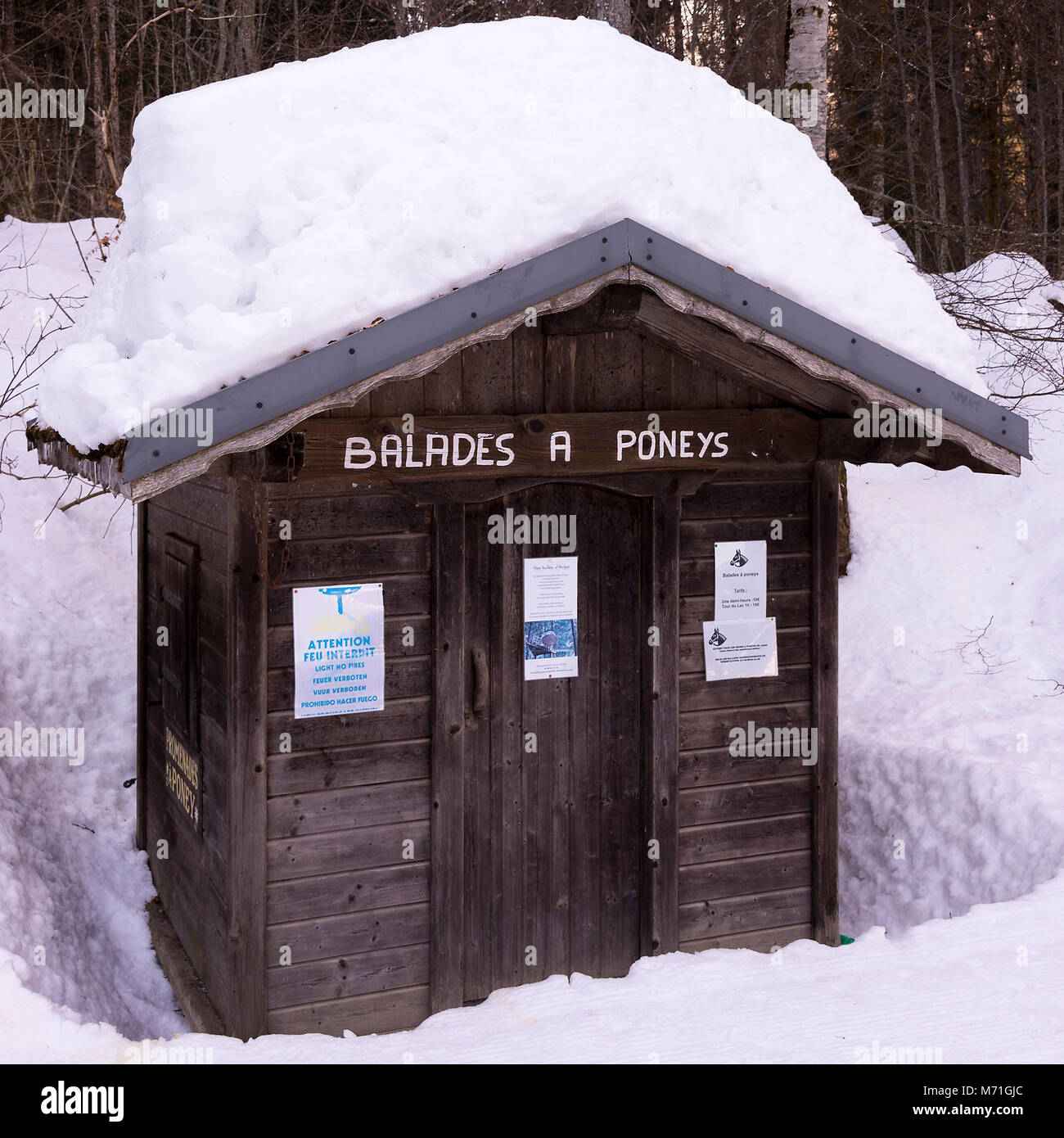 La neve copre il tetto di una cabina su un sentiero a Lac de Montriond vicino a Morzine Haute Savoie Portes du Soleil Francia Foto Stock
