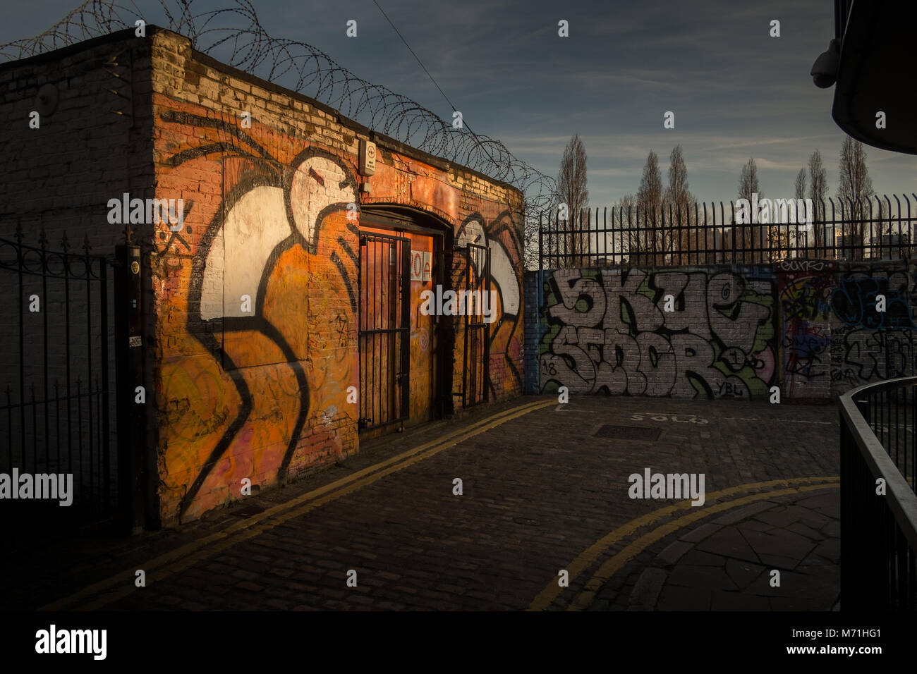 Graffiti per le strade di Londra alla moda di Shoreditch distretto. Foto Stock