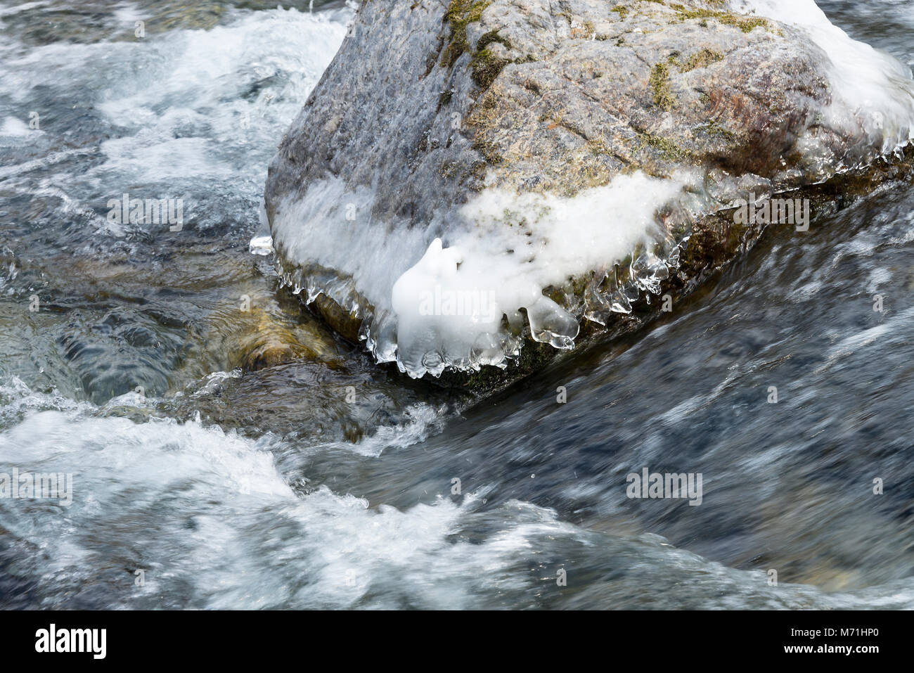 Modelli di ghiaccio e acqua che scorre nel fiume Dranse a Morzine in Haute Savoie sulle Alpi francesi Francia Foto Stock