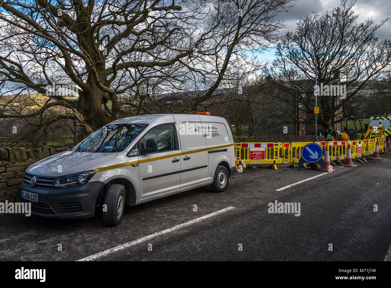 Opere Van avanti toNew tubazioni di gas essendo prevista sulla Strada Nuova, Holmfirth, con un No Smoking segno accanto alle opere stradali. Inghilterra, Regno Unito. Foto Stock