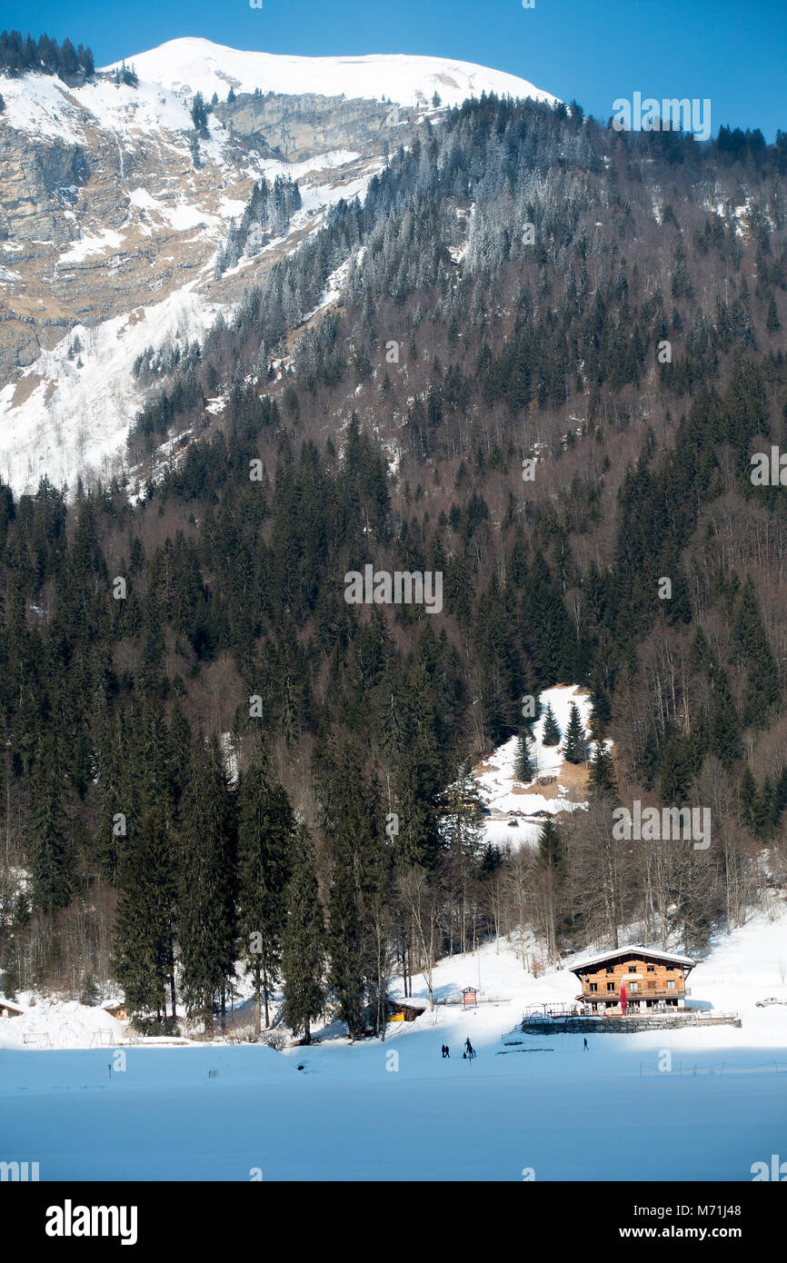 Bellissima L'Auberge du Verdoyant Bar e Ristorante al Lac De Montriond ardente Haute Savoie Portes du Soleil vicino a Morzine Francia Foto Stock