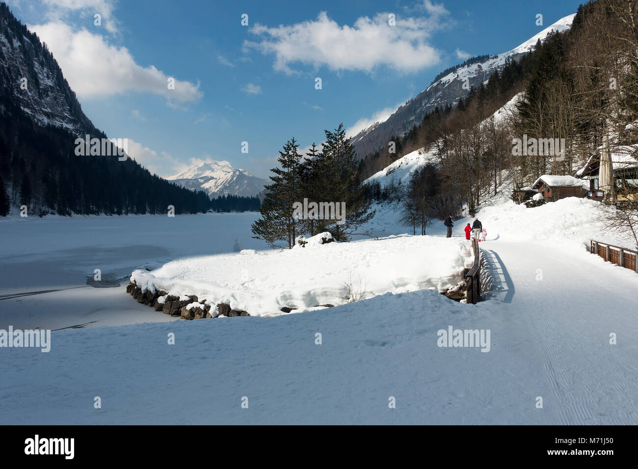La bellissima congelati Lac de Montriond con coperta di neve Roc d'Enfer montagna da ardente Haute Savoie Portes du Soleil Francia Foto Stock