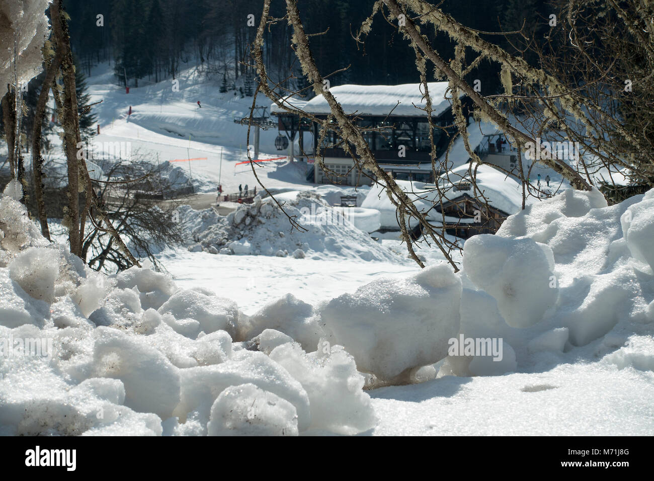 Coperta di neve tetti della stazione di Gondole e in stile chalet e negozi, ristoranti e alloggi vicino a Avoriaz a Montriond Ski Resort Haute Savoie Francia Foto Stock