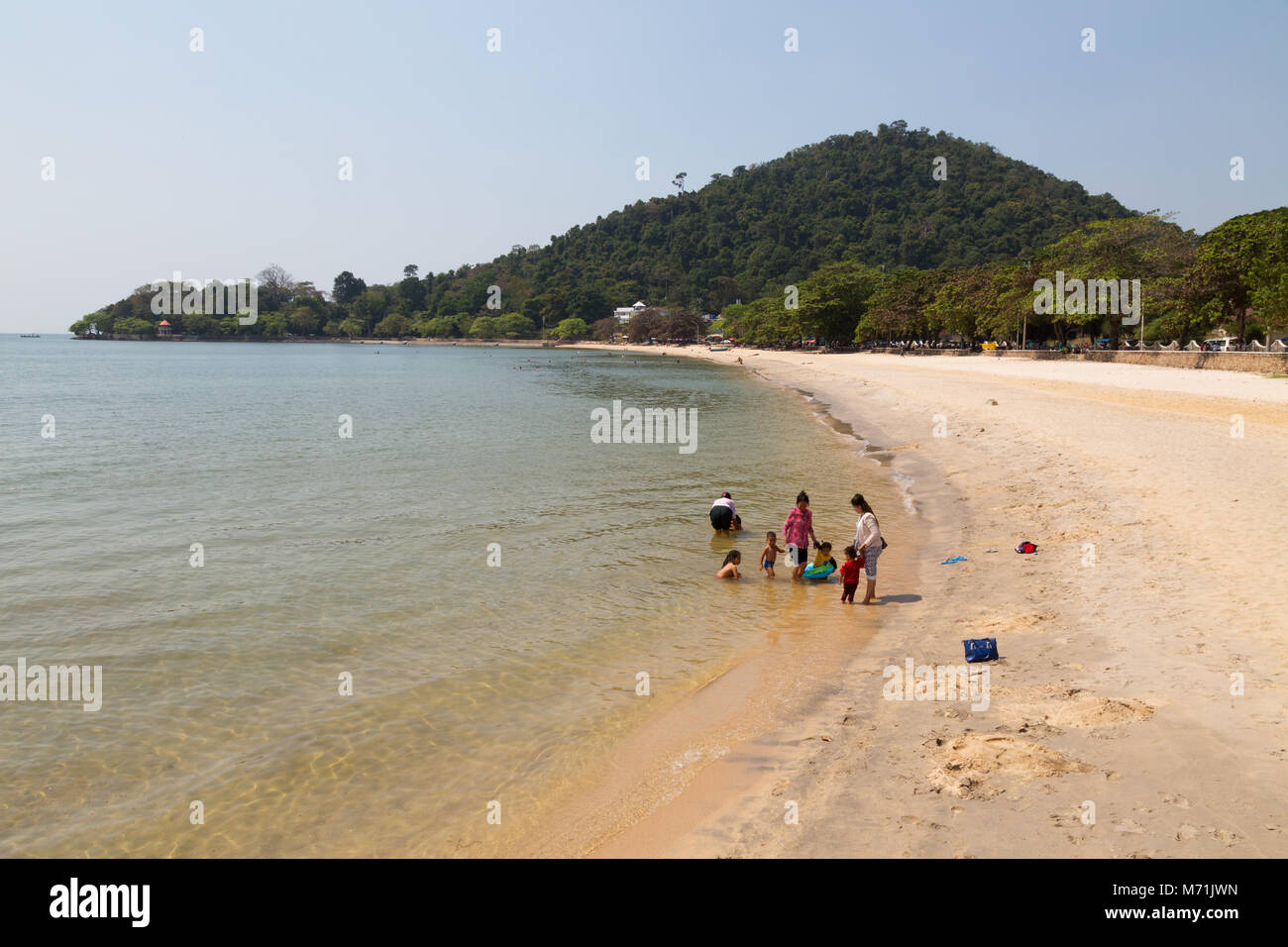 La popolazione locale sulla spiaggia, Kep Beach, Kep Kampot provincia, Cambogia Asia Foto Stock