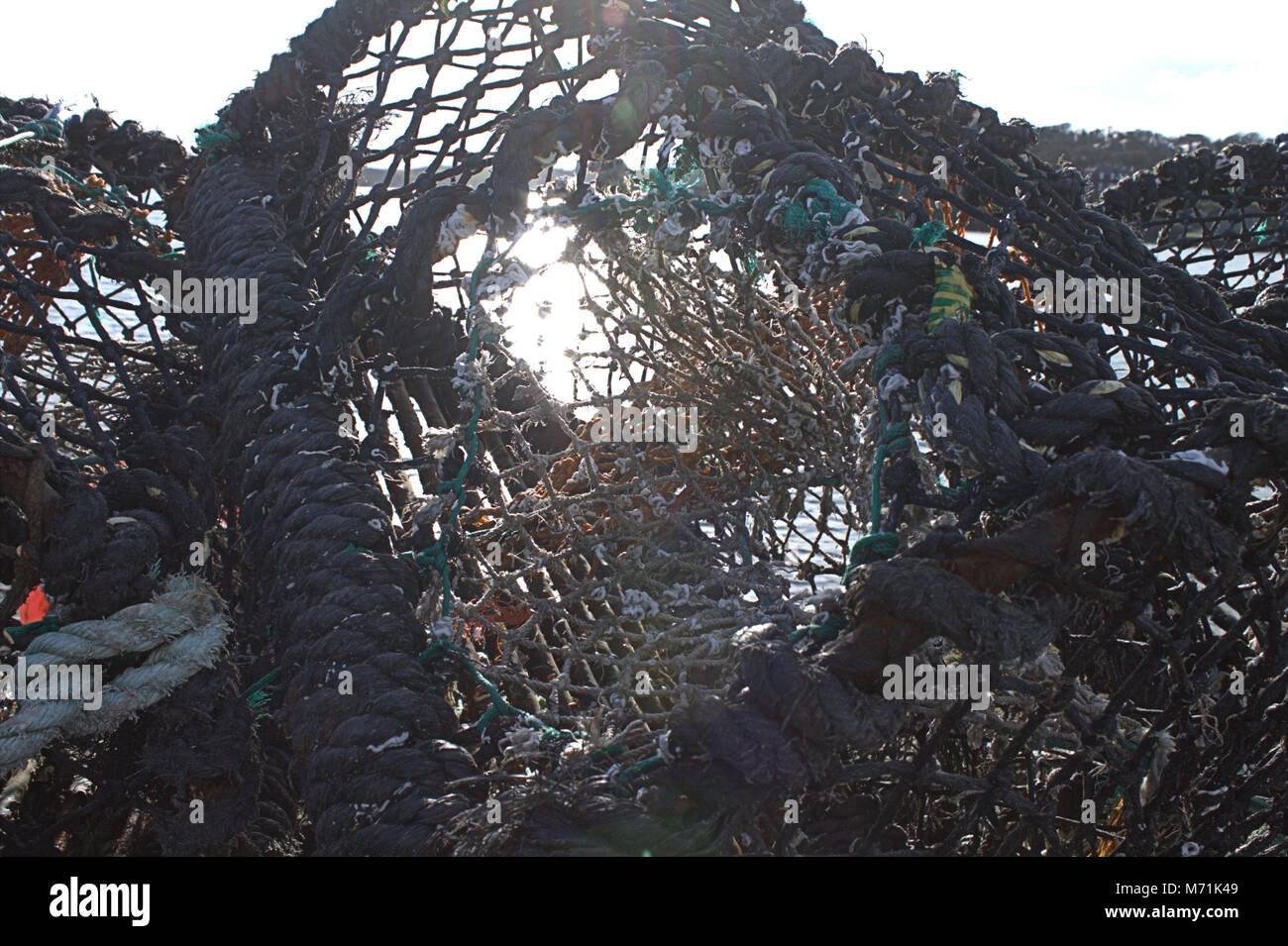 Una pila di aragosta e granchio pentole sul quay a Reen, West Cork, su una luminosa mattina di sole. Foto Stock