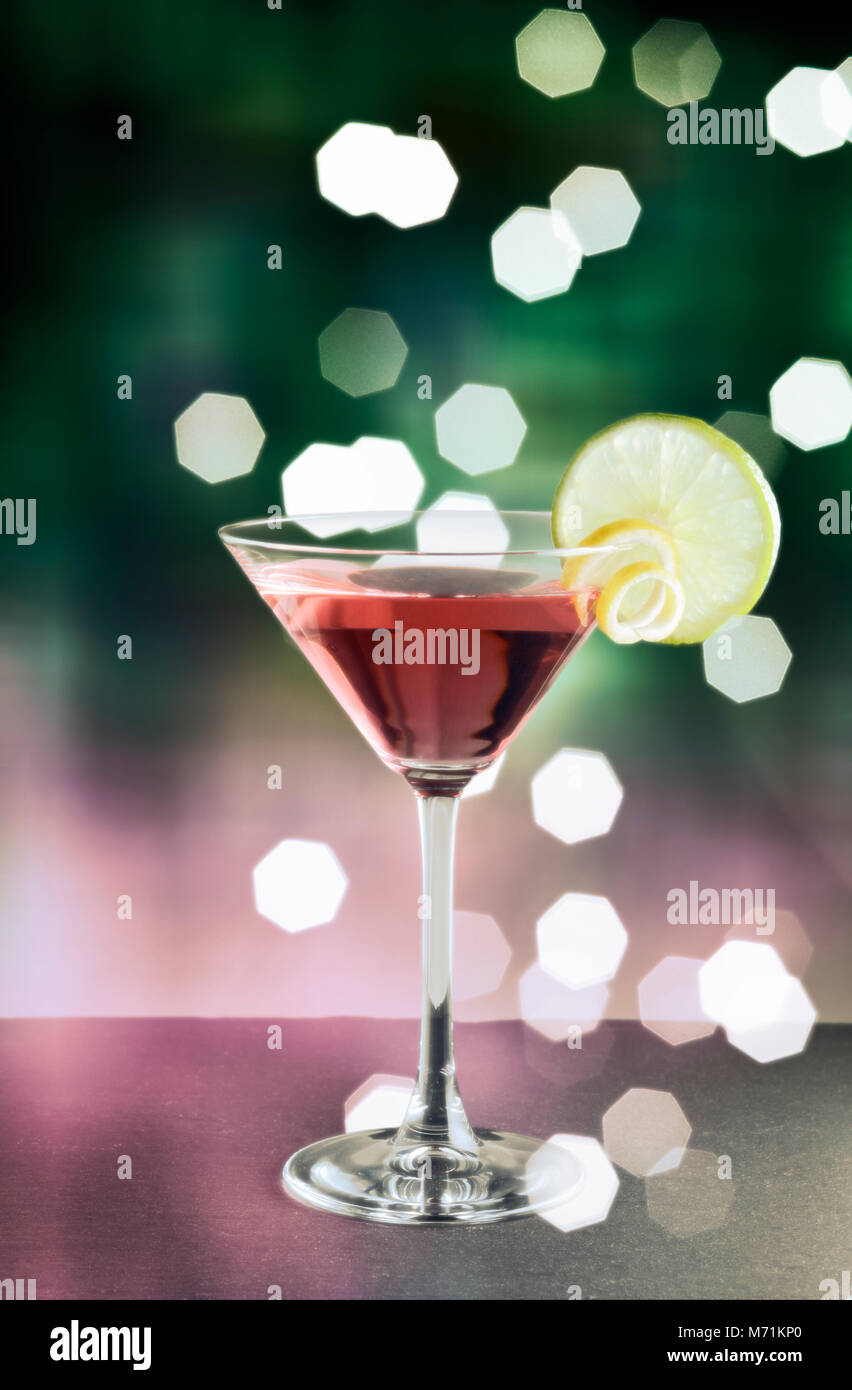 Cocktail festoso con luci brillanti Foto Stock