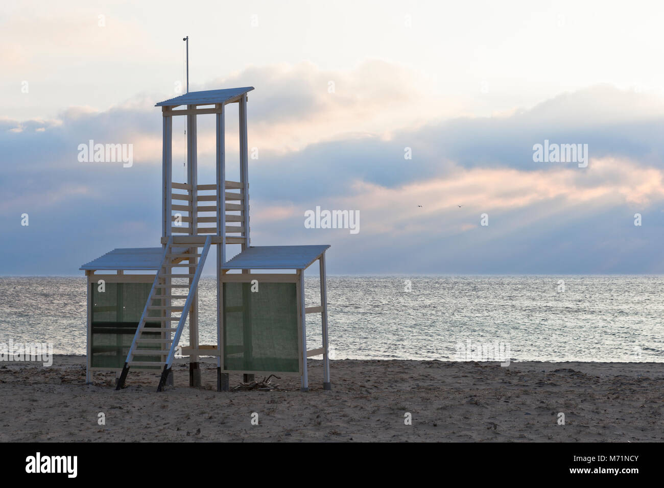 Torre di salvataggio su una spiaggia deserta in inverno nel villaggio di Commissario Vitórino nel distretto di Saki di Crimea, Russia Foto Stock