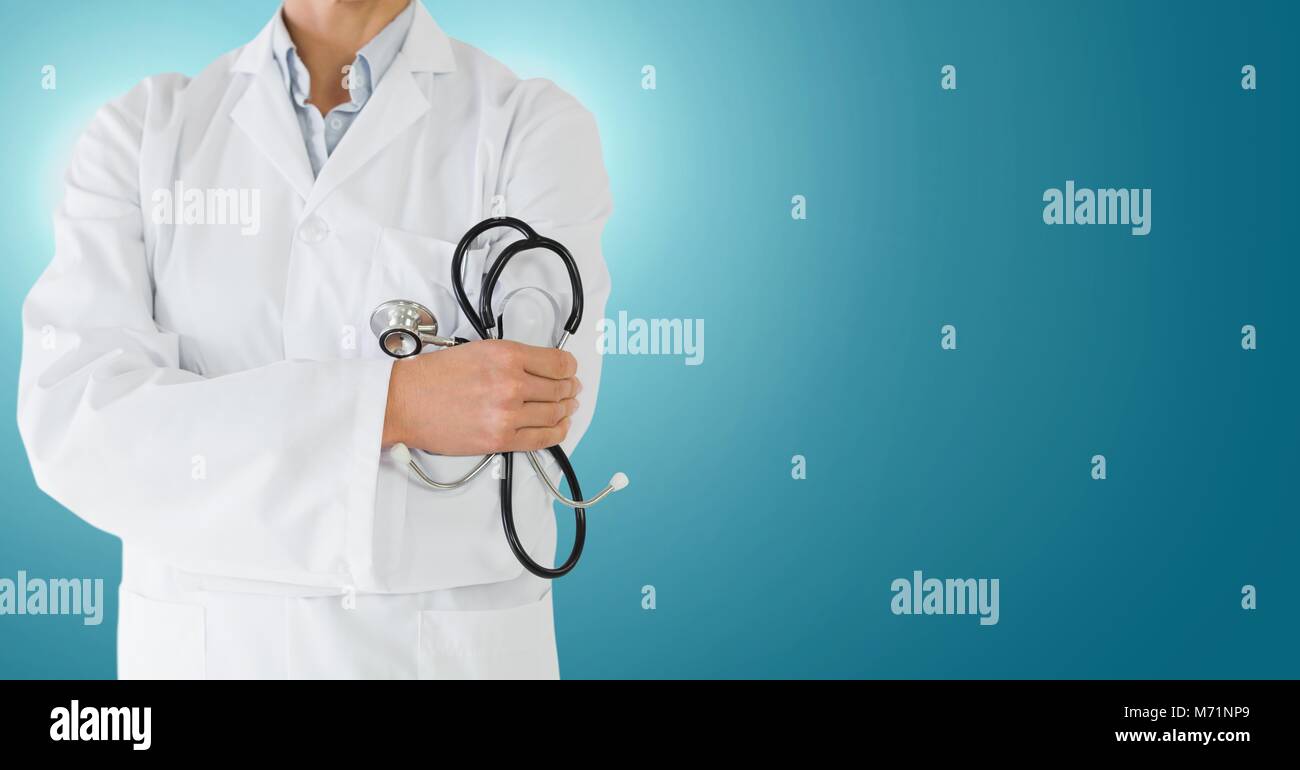 Medico con bracci ripiegati e stetoscopio Foto Stock