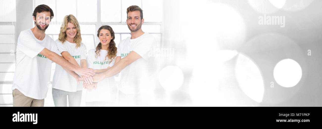 Il lavoro di squadra transizione con volontari di unire le vostre mani Foto Stock