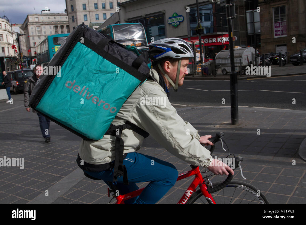 Deliveroo, veloce consegna del cibo da concetti chiave in Liverpool, Merseyside. Regno Unito Foto Stock