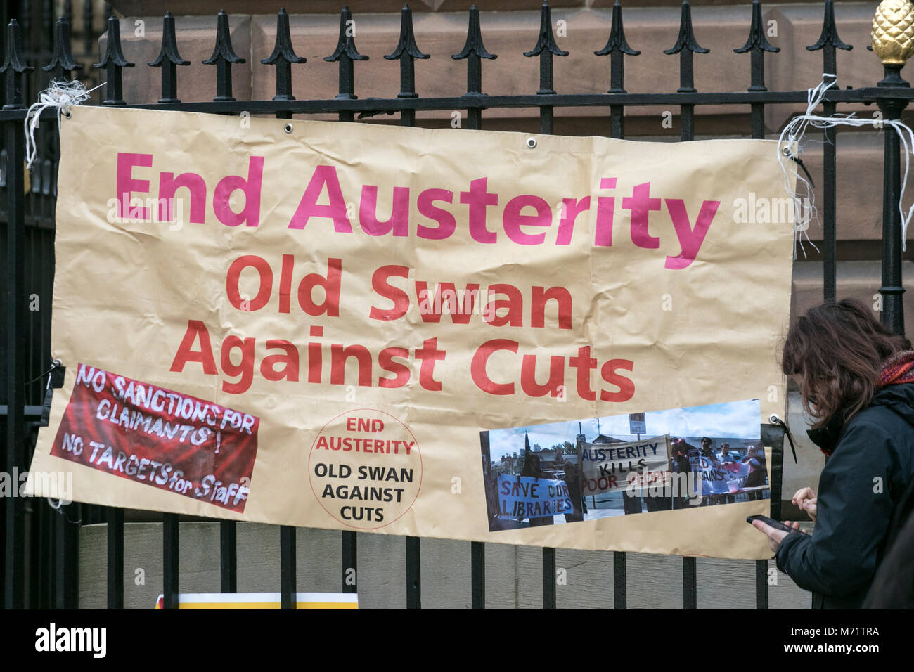 Anti austerità banner della campagna banner cartelloni targhetta unione tagli pensione dimostrazione demo liverpool city centre Foto Stock