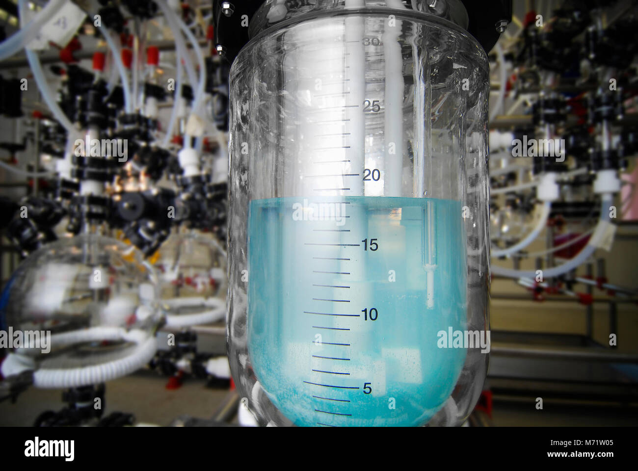 Fabbricazione di medicinali a un farmaco factory. blu il liquido in un pallone Foto Stock