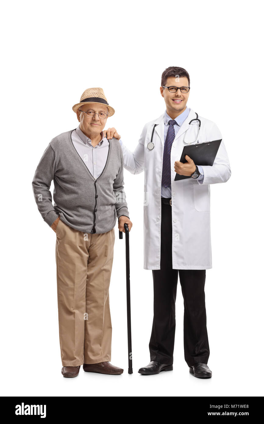A piena lunghezza Ritratto di un paziente anziano e un medico isolato su sfondo bianco Foto Stock