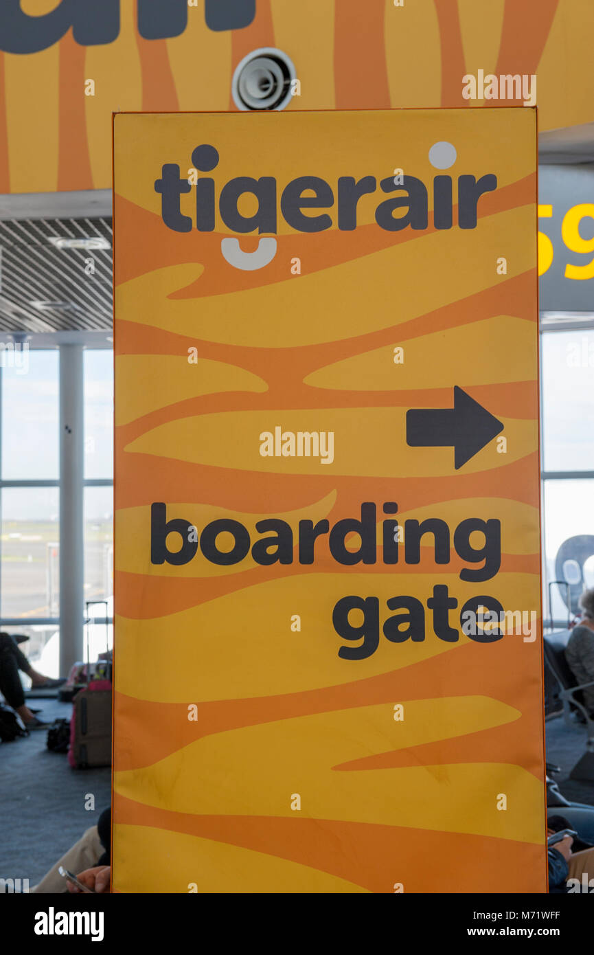 Aeroporto a segno da Tiger Airways all'Aeroporto di Sydney che mostra "Boarding Gate'. Mascotte. AUSTRALIA Foto Stock