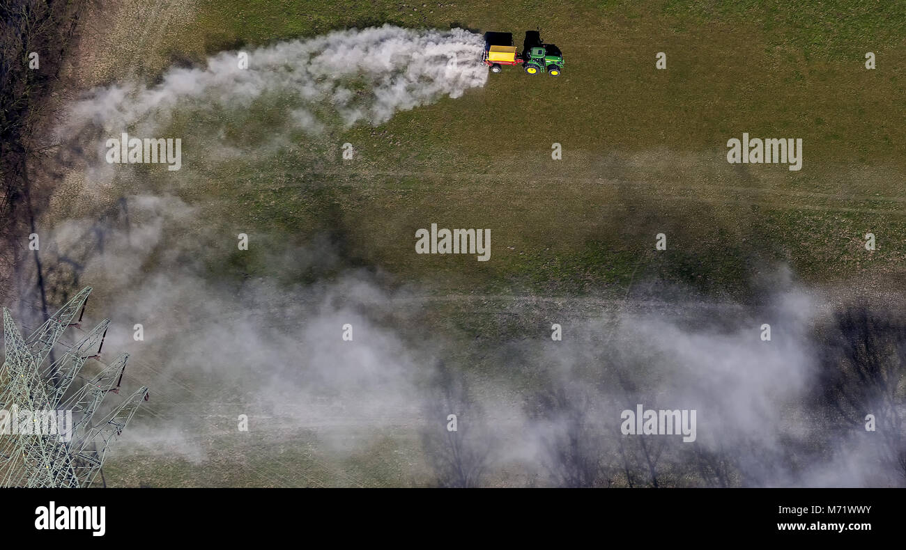 Vista aerea, agricoltura, trattore, calcinazione di un prato vicino Alter Polsumer Weg, Marl, la zona della Ruhr, Renania settentrionale-Vestfalia, in Germania, in Europa, gli uccelli occhi vi Foto Stock