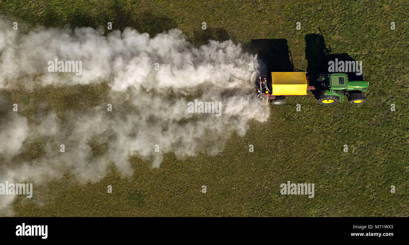 Vista aerea, agricoltura, trattore, calcinazione di un prato vicino Alter Polsumer Weg, Marl, la zona della Ruhr, Renania settentrionale-Vestfalia, in Germania, in Europa, gli uccelli occhi vi Foto Stock