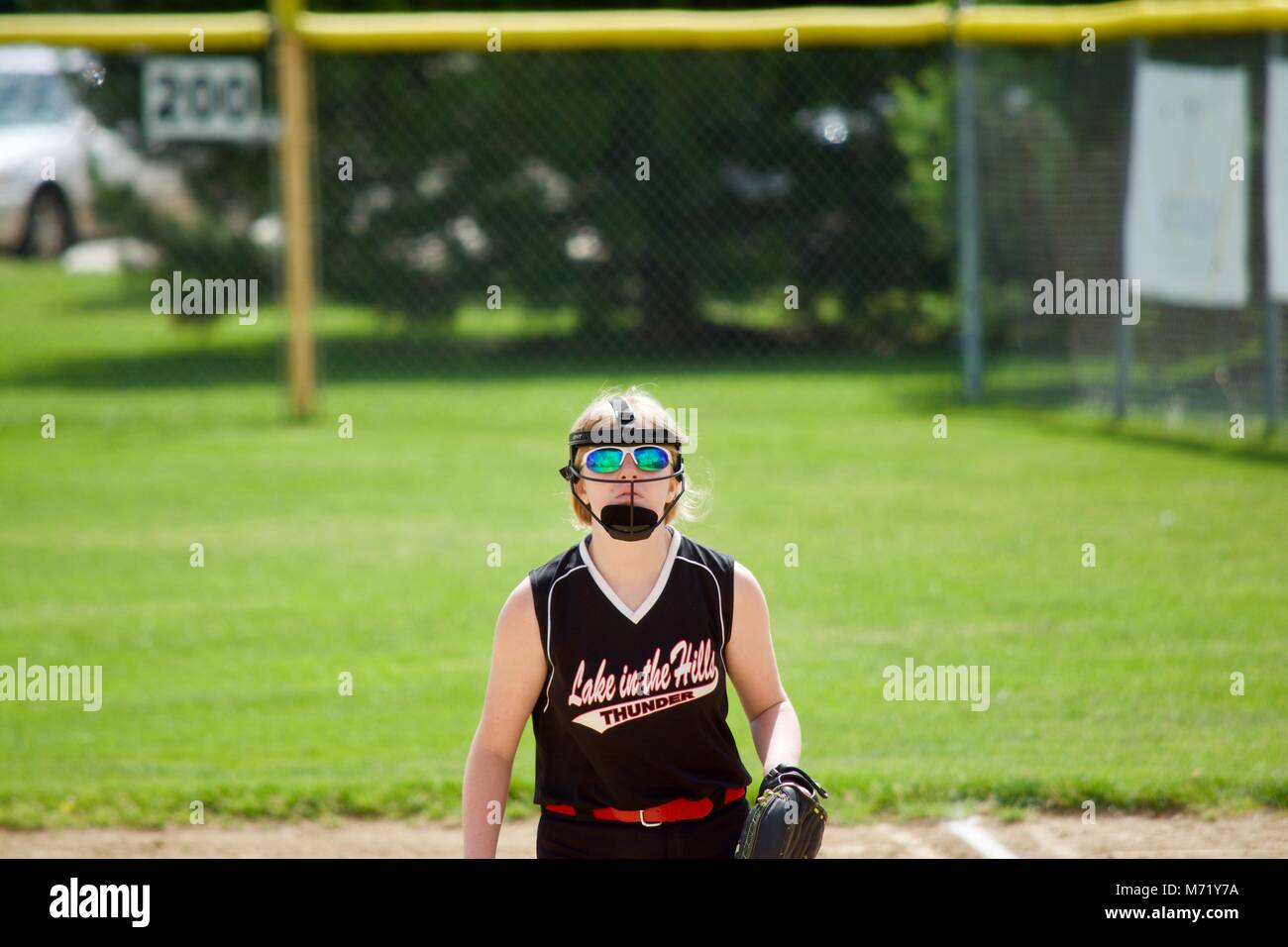Fastpitch softball player è pronto per cogliere la palla. Questa foto è stata scattata nel nord dell'Illinois in estate. Foto Stock