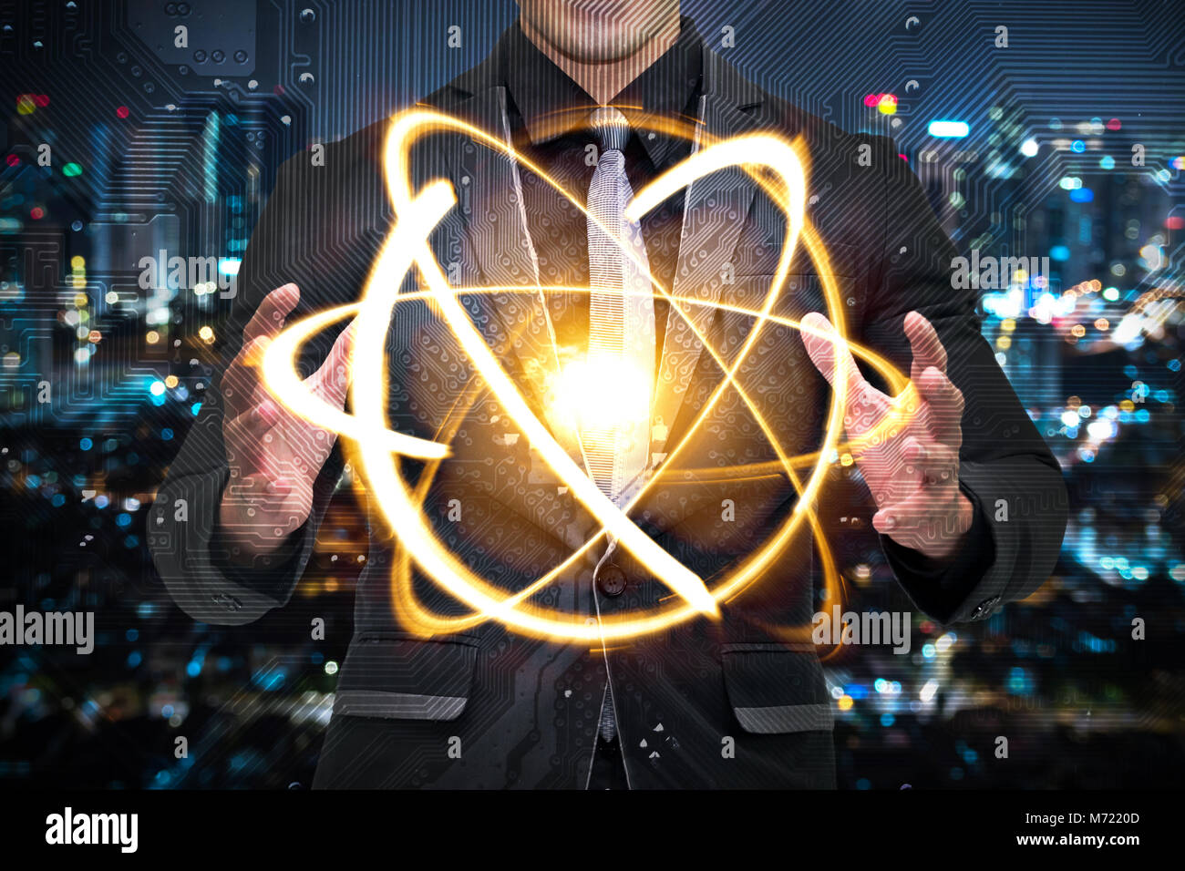 Quantum computer concetto tecnologico. Abito uomo tenendo la scienza giallo luminoso atomo cosmico nucleare. Foto Stock