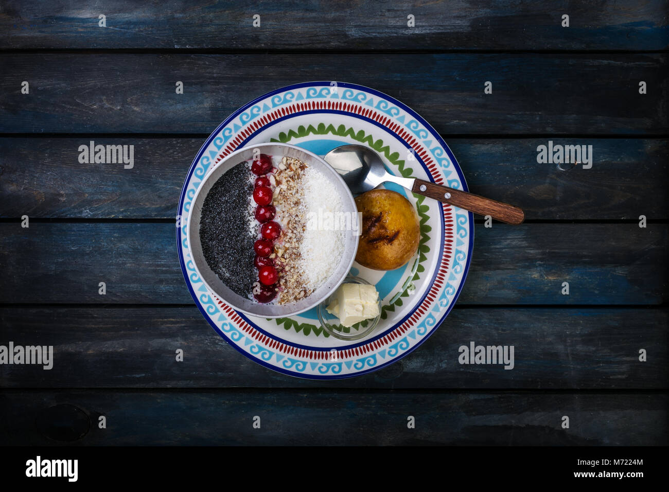 Dolce farinata di riso con frutti di bosco e noci di cocco chip con posate. Sana colazione o dessert. Pane con burro. Vista superiore Foto Stock