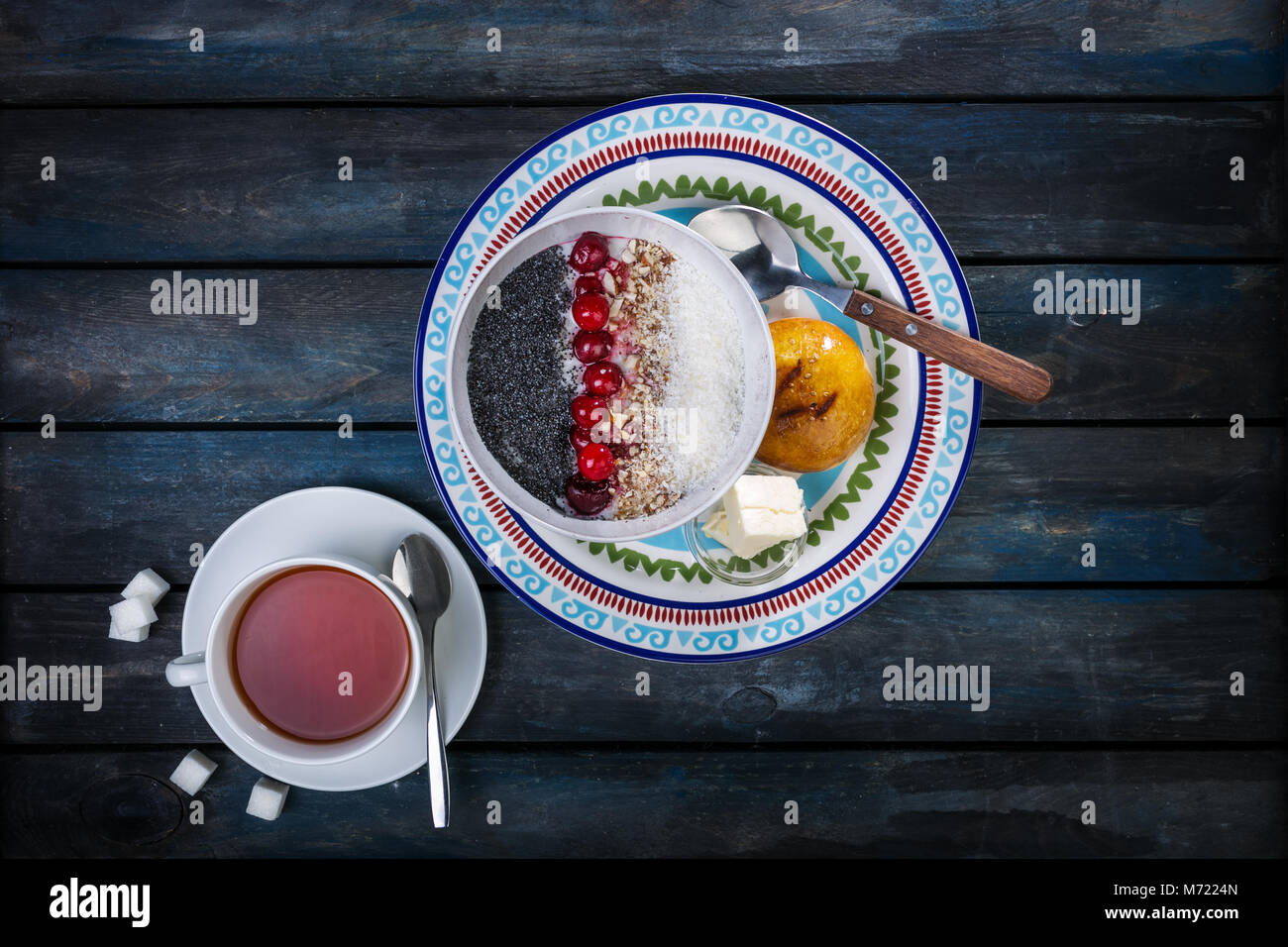 Dolce farinata di riso con frutti di bosco e noci di cocco chip con posate. Sana colazione o dessert. Pane con burro. Vista superiore Foto Stock