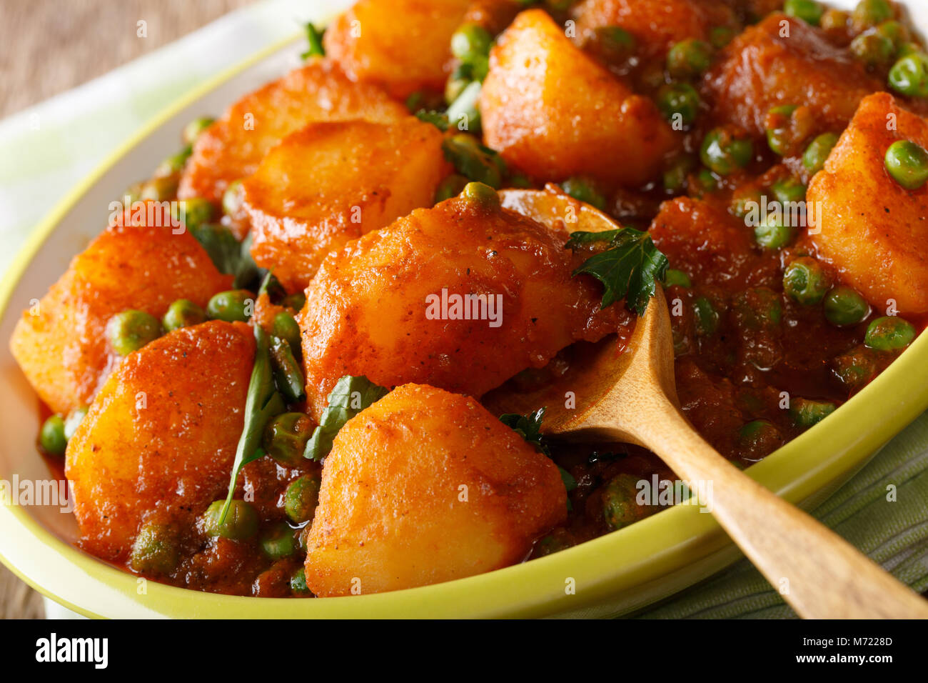 Spicy, Aloo Matar patate, piselli verdi e spezie close-up su una piastra orizzontale. Foto Stock