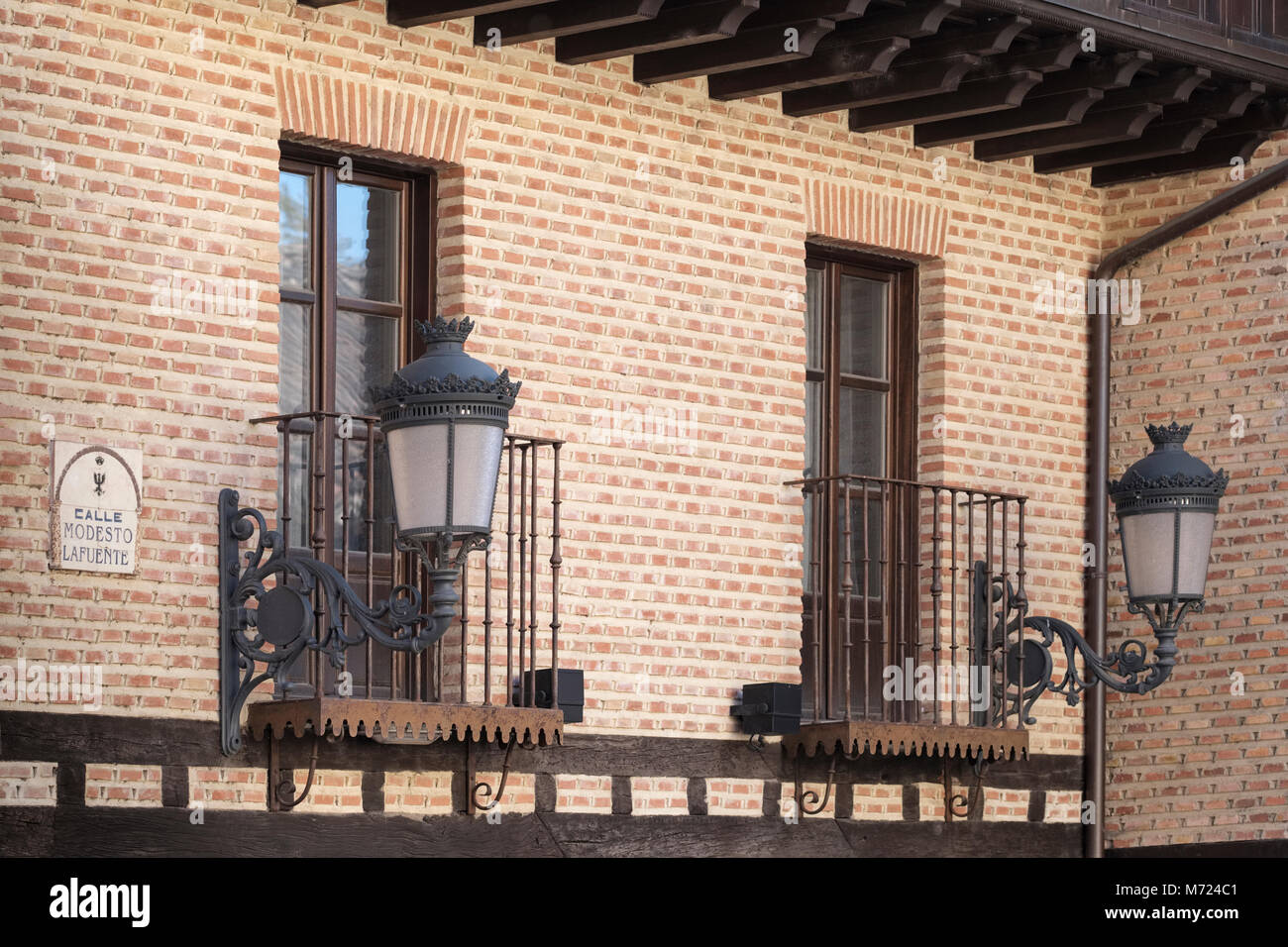 Plaza de Espana, Aguilar de Campoo; Palencia, Spagna; facciate di case e balconi e le luci di strada. Foto Stock