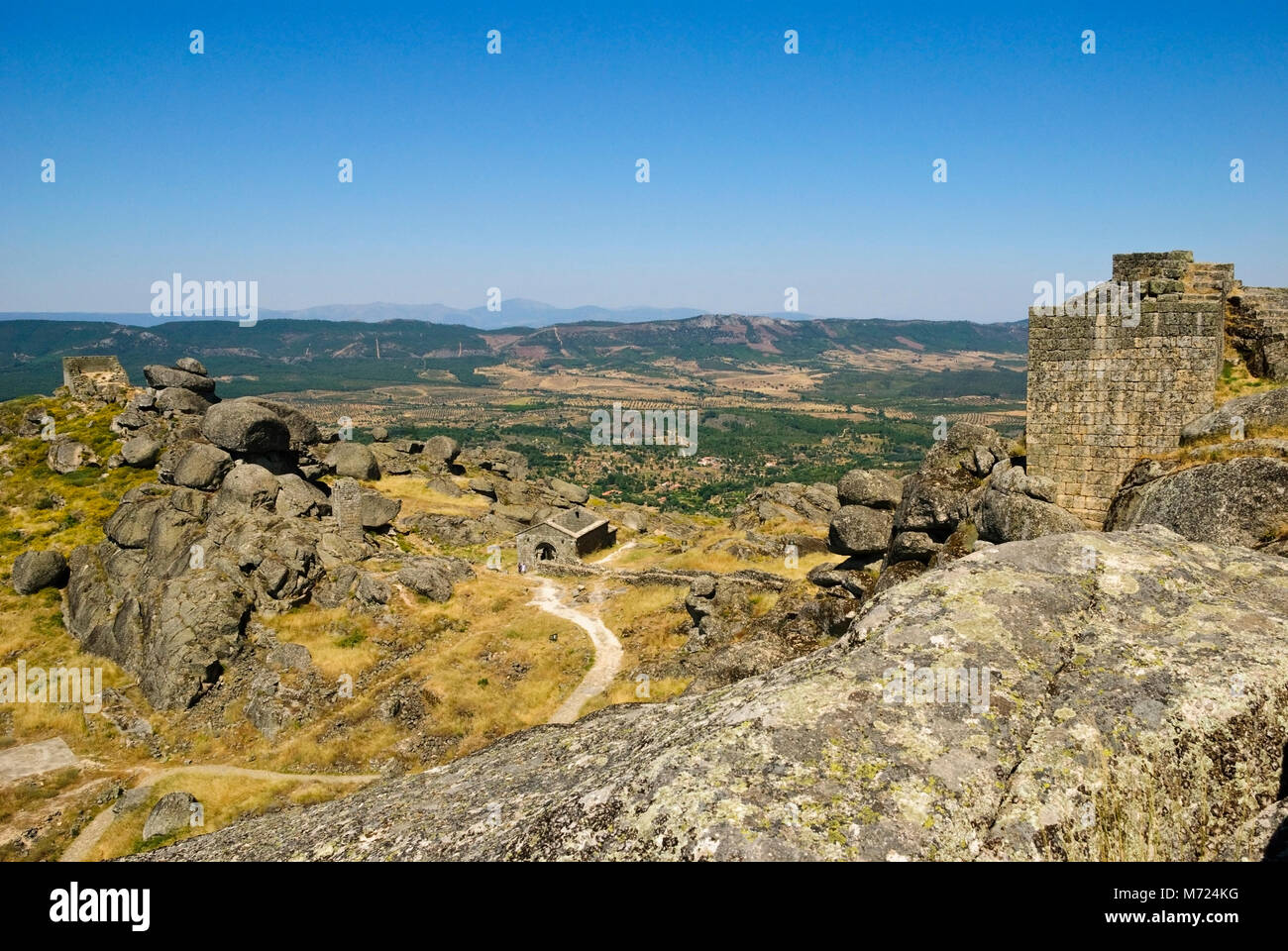 Rovine del castello nel villaggio di Monsanto, Portogallo Foto Stock