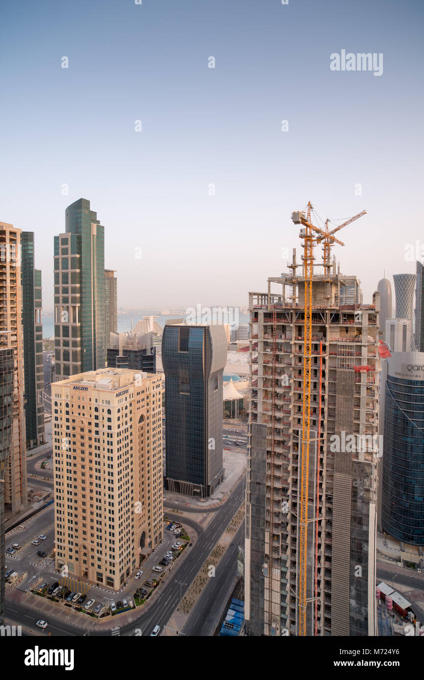 الدوحة، Doha, Qatar, city scape con costruzione di gru e. Foto Stock