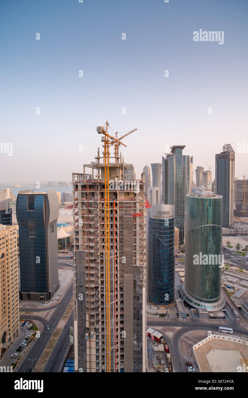 الدوحة، Doha, Qatar, city scape con costruzione di gru e. Foto Stock
