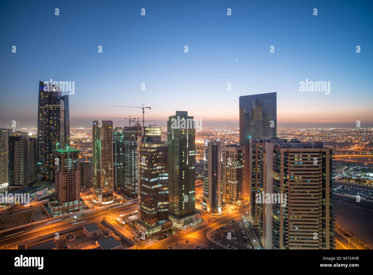 الدوحة، Doha, Qatar, paesaggio urbano con costruzione e gru. Foto Stock
