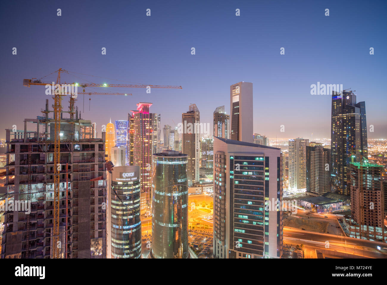 الدوحة، Doha, Qatar, paesaggio urbano con costruzione e gru. Foto Stock