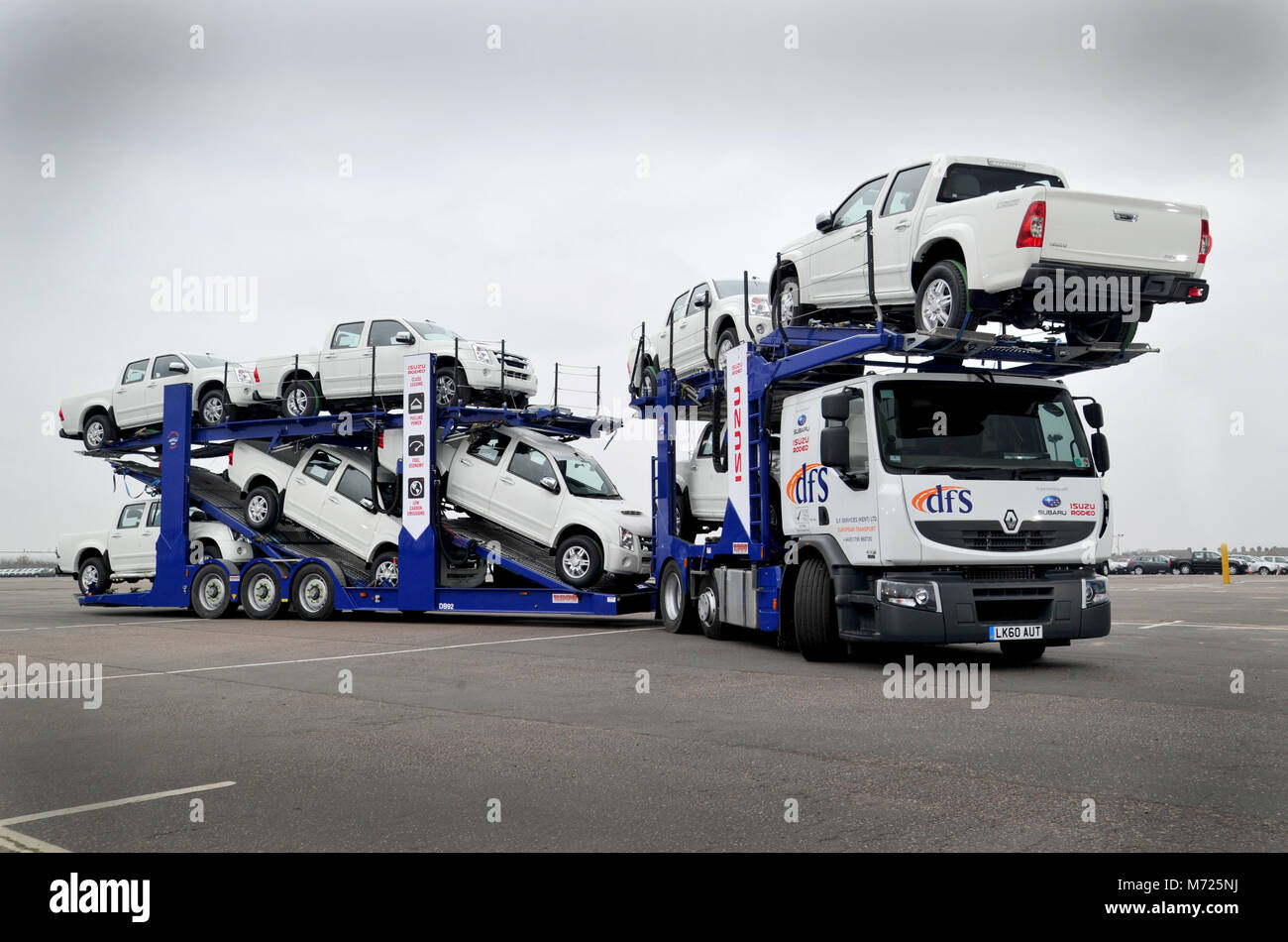 Auto transporter autocarro caricato con nuove vetture Foto Stock