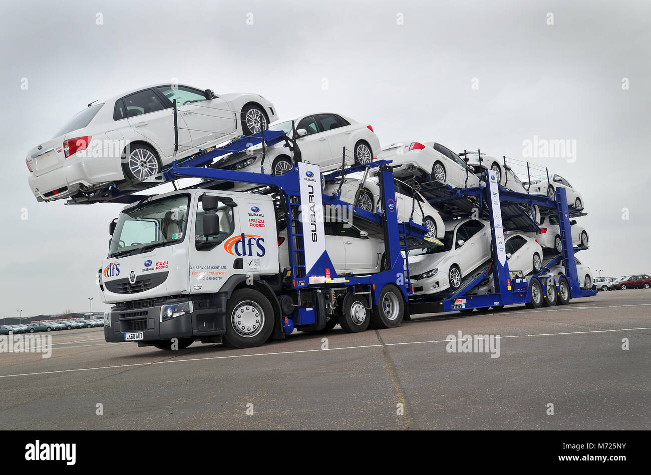 Auto transporter autocarro caricato con nuove vetture Foto Stock