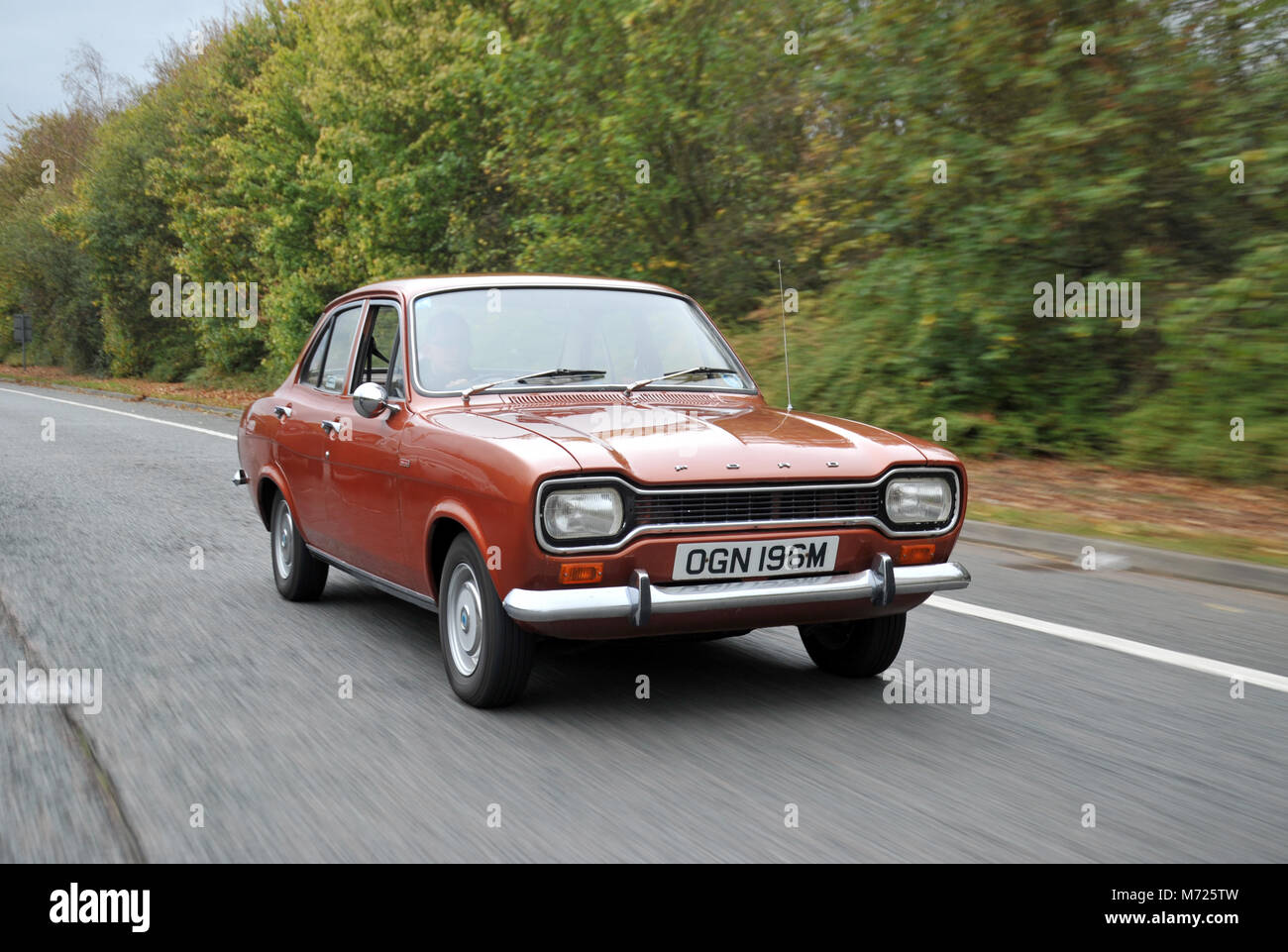 1974 Mk1 Ford Escort classica famiglia britannica berlina Foto Stock