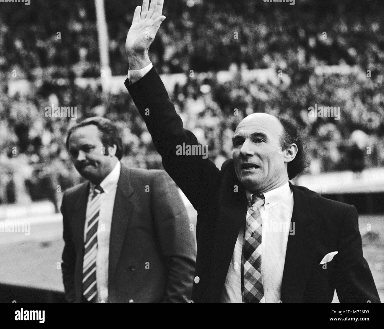 Team manager, Jimmy Melia (r), di Brighton e Hove Albion e il suo Manchester United controparte Ron Atkinson, dopo la finale di FA Cup a Wembley. Foto Stock