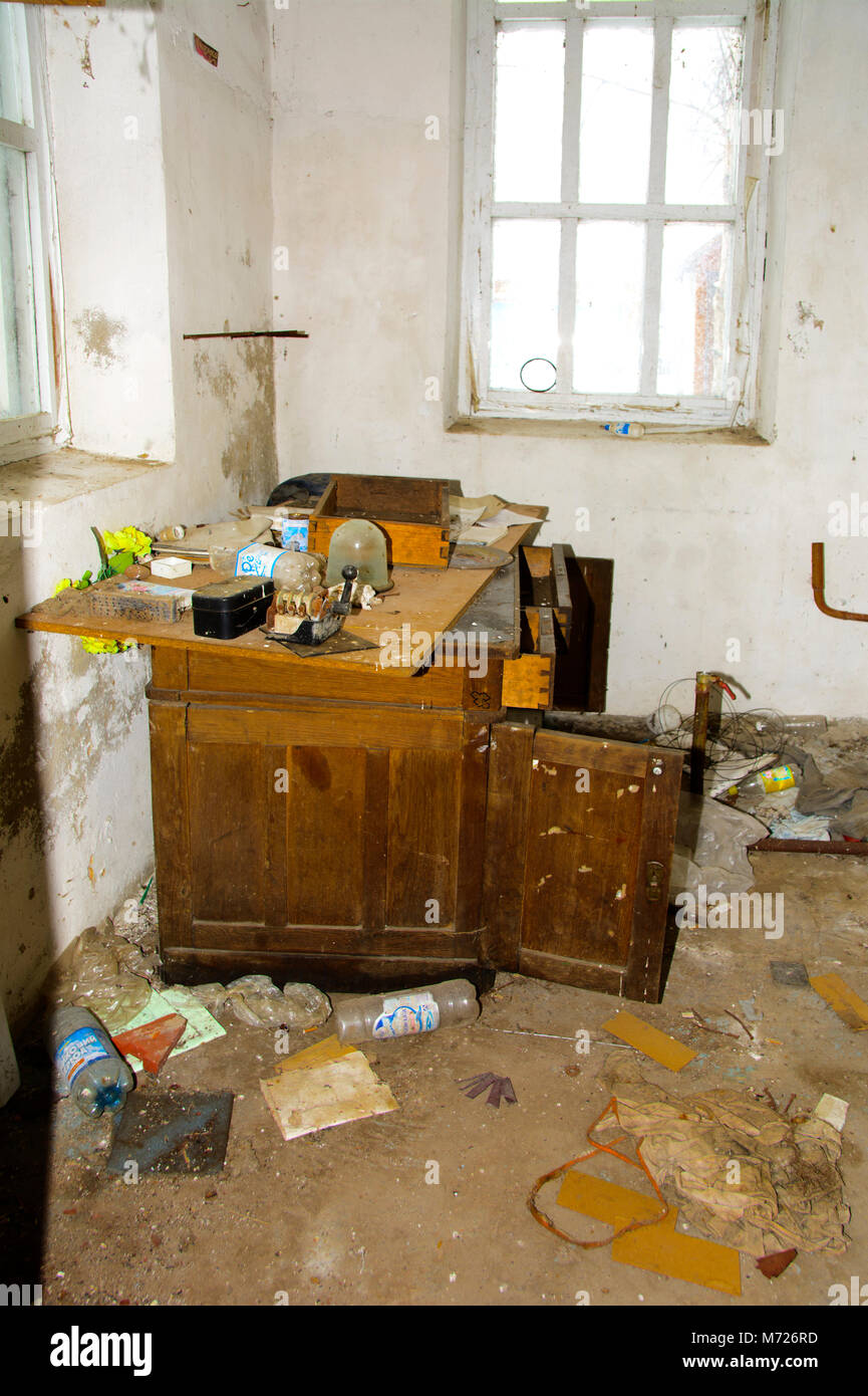 Vecchio e smontata in locali per la produzione di latte in un abbandonato e distrutto la fabbrica contro lo sfondo del caos. Distruzione e vandalis Foto Stock