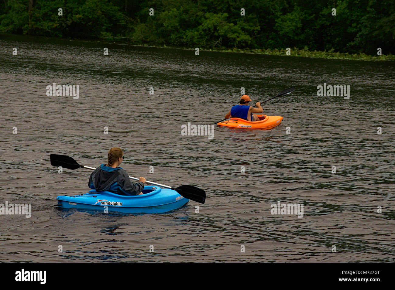 Giovane kayak sul fiume Pocomoke Foto Stock
