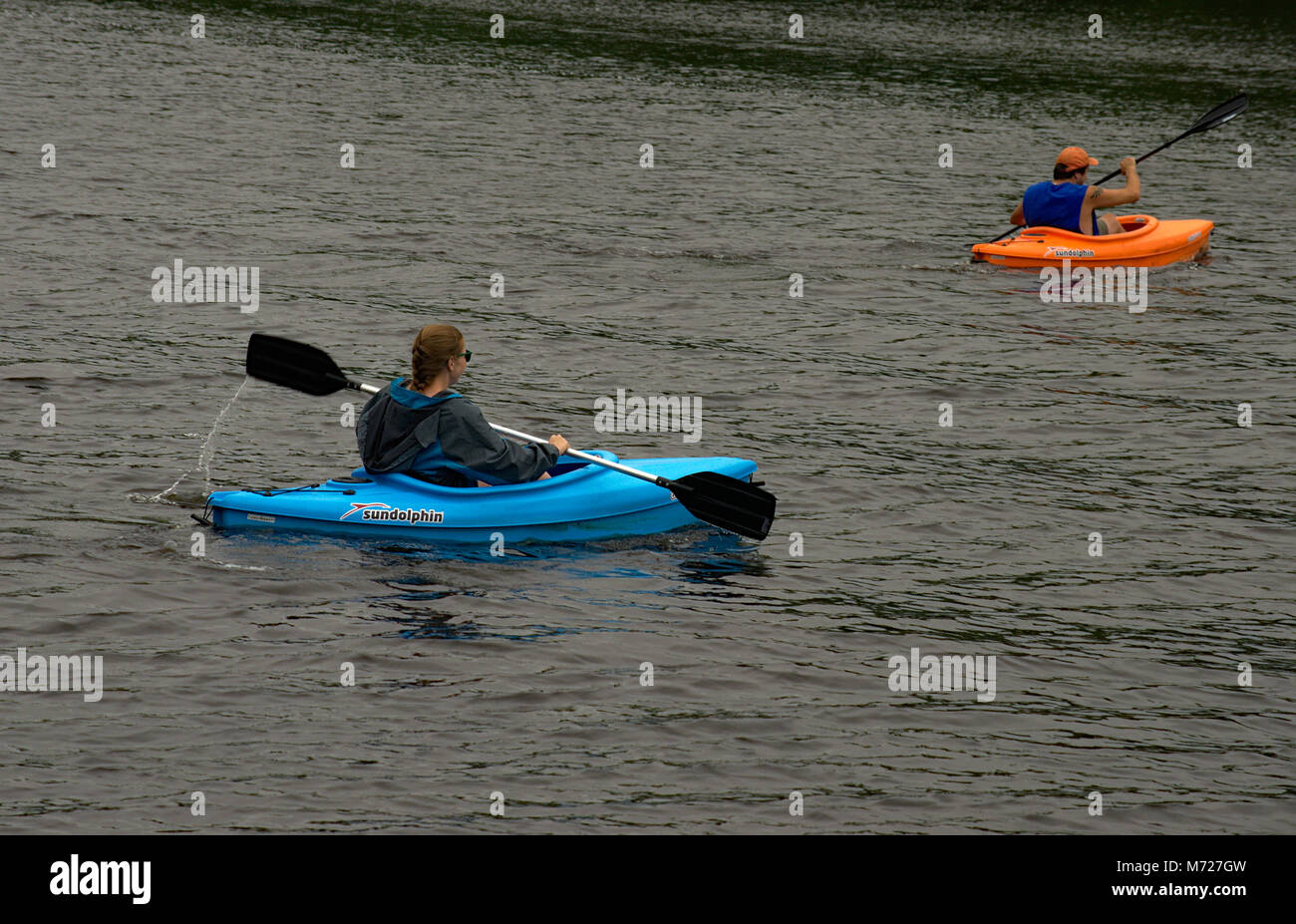 Giovane kayak sul fiume Pocomoke Foto Stock