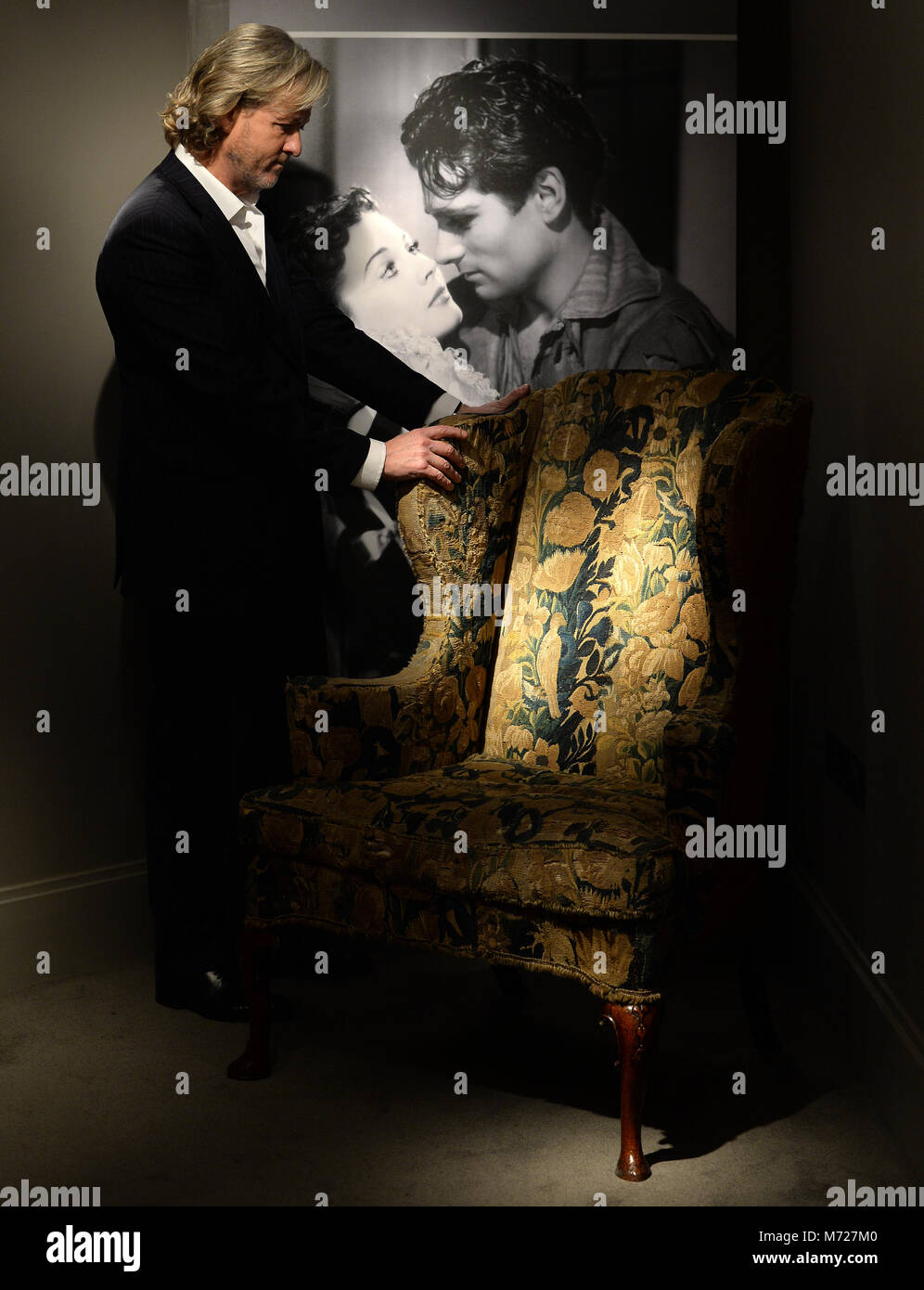 Senior Partner Tony Haynes controlla un arazzo ala-retro poltrona, in una sala piena di attrice Vivien Leigh di oggetti personali nella Haynes Arte's London galleria prima che apra al pubblico. Foto Stock