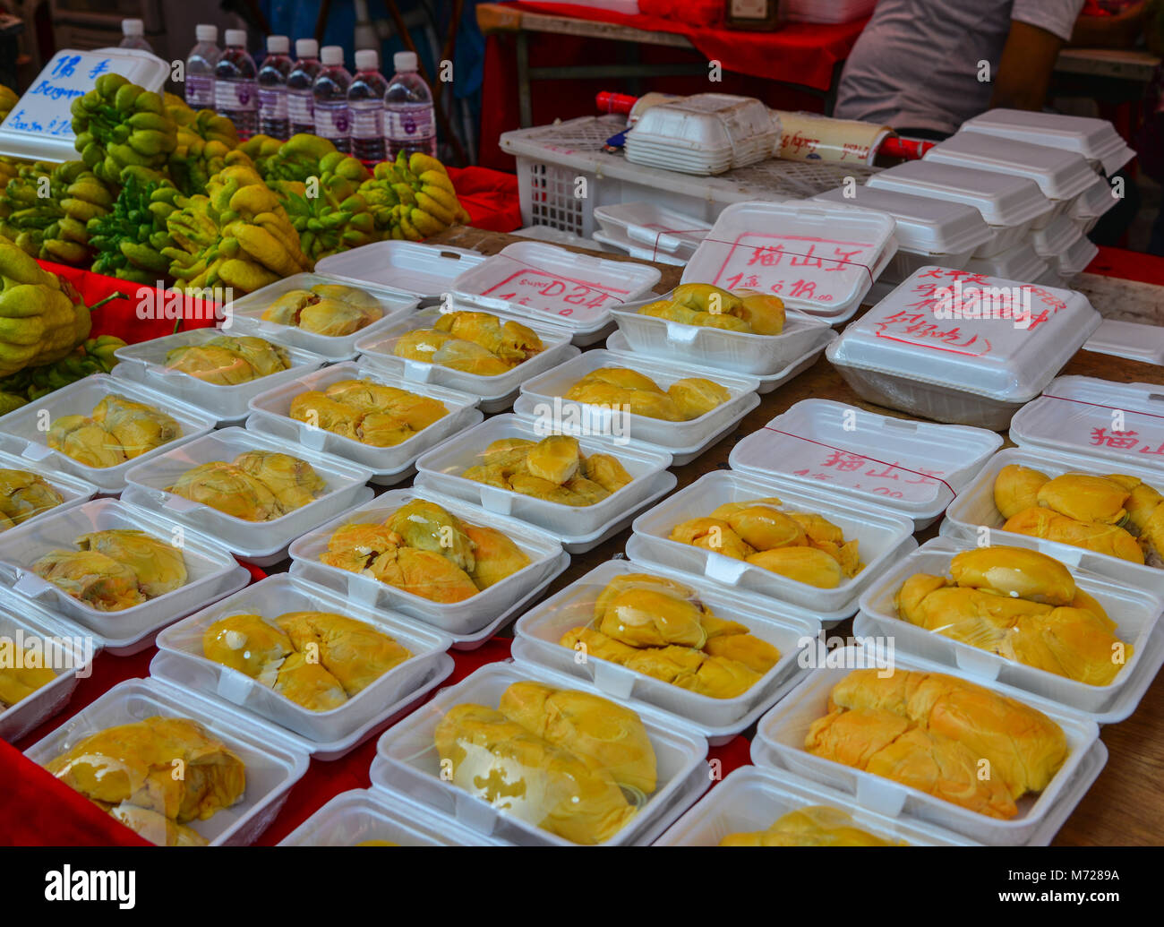 Singapore - Il 9 febbraio 2018. La vendita di frutta Durian alla strada del mercato di Chinatown, Singapore. Foto Stock