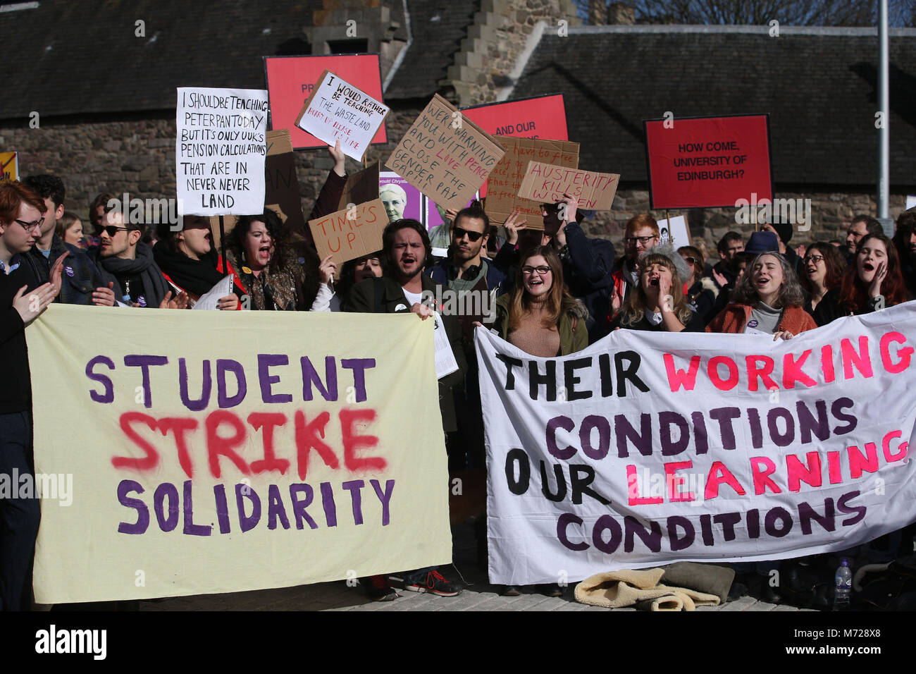 Il personale universitario sono uniti dai politici e dagli studenti come essi detengono Università pensioni rally di riga al di fuori del Parlamento scozzese di Edimburgo come parte della loro continua lo sciopero. Foto Stock