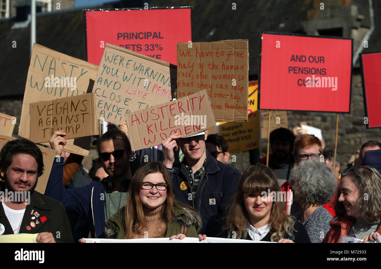 Il personale universitario sono uniti dai politici e dagli studenti come essi detengono Università pensioni rally di riga al di fuori del Parlamento scozzese di Edimburgo come parte della loro continua lo sciopero. Foto Stock