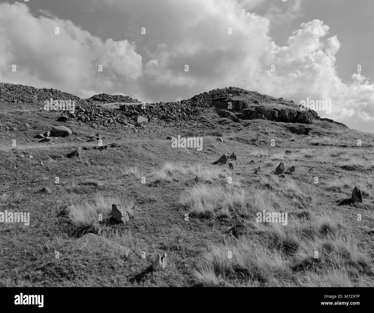 Pen y Gaer Iron Age hillfort, il Galles del Nord: View SE oltre chevaux-de-frise difese (montante di piccole pietre) Esterno ingresso W attraverso 2 mura in pietra. Foto Stock