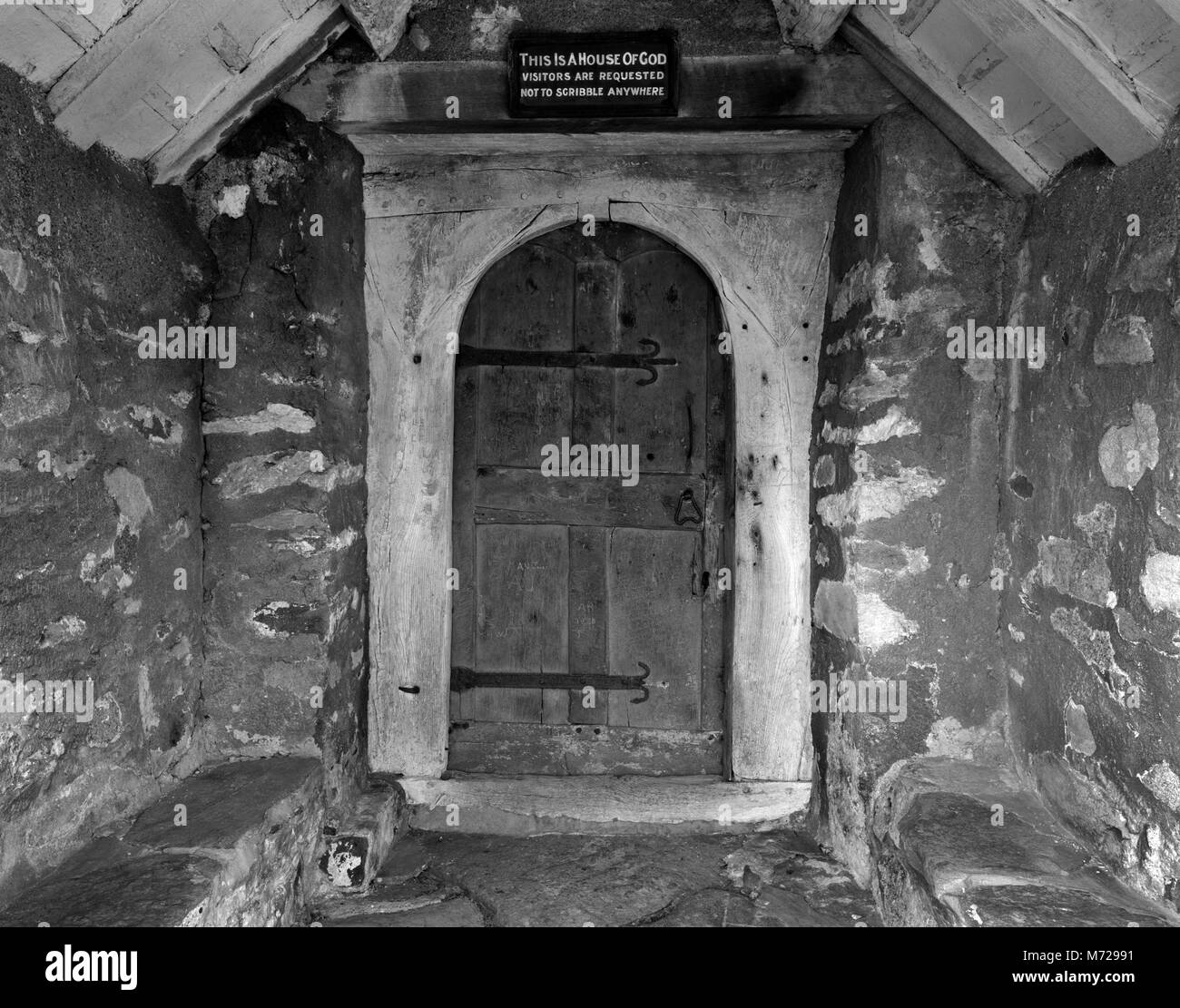C16th sud portico aggiunto al St Celynin della vecchia chiesa a Llangelynin sopra la valle di Conwy, il Galles del Nord. A testa tonda porta & soglia può essere C14th. Foto Stock
