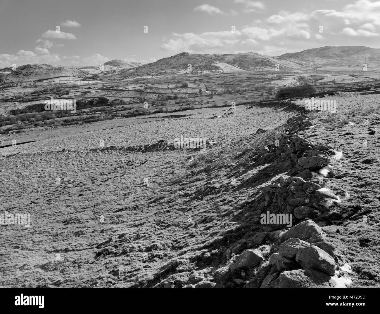 Visualizzare il filo di acciaio inossidabile a resti di età del ferro e campi terrazzati NE di Maen y Bardd dolmen su se pendii di Tal y ventola sopra la valle di Conwy, Galles del Nord, Regno Unito. Foto Stock