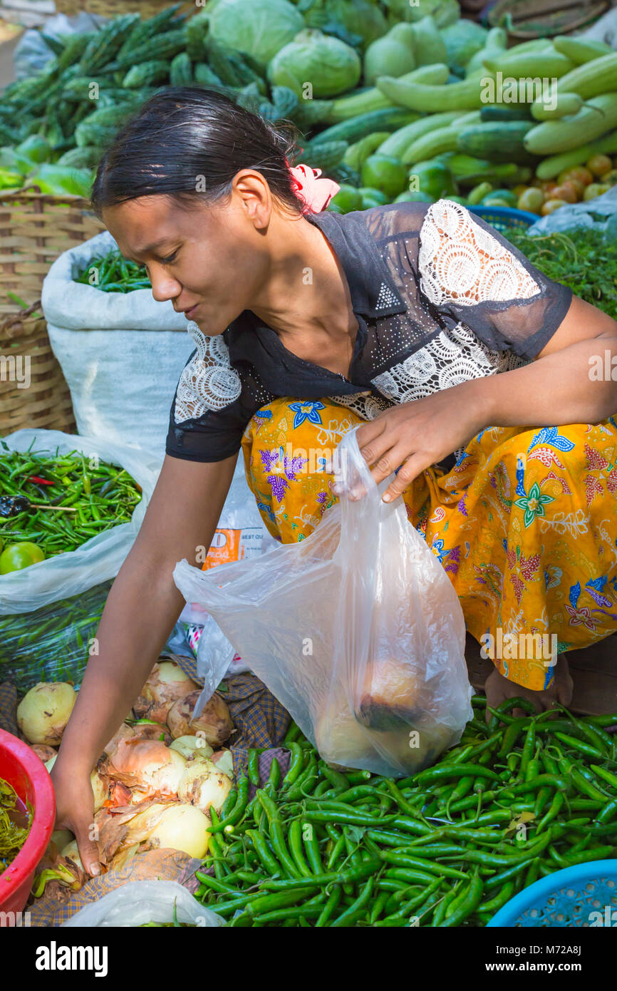 Mercato titolare di stallo vendere verdure a Nyaung Oo Mercato, Bagan, Myanmar (Birmania), l'Asia in febbraio Foto Stock