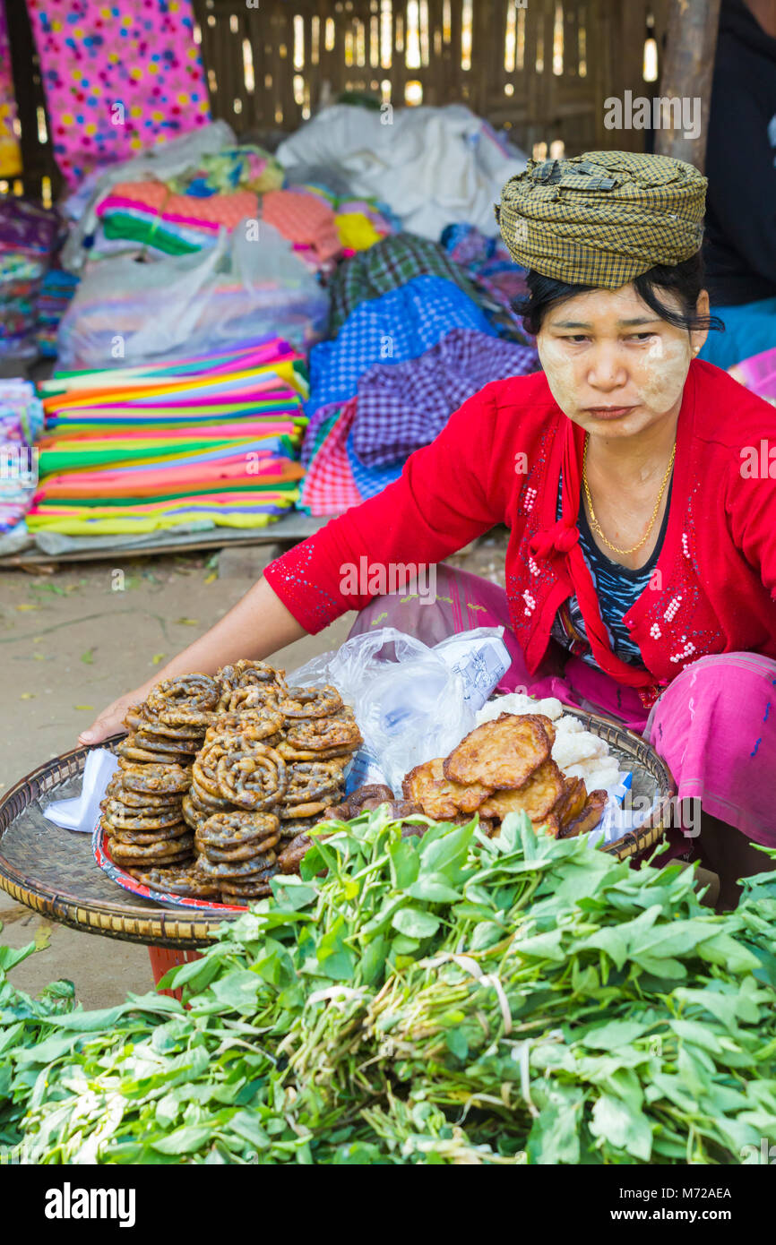 Mercato titolare di stallo a Nyaung Oo Mercato, Bagan, Myanmar (Birmania), l'Asia in febbraio Foto Stock