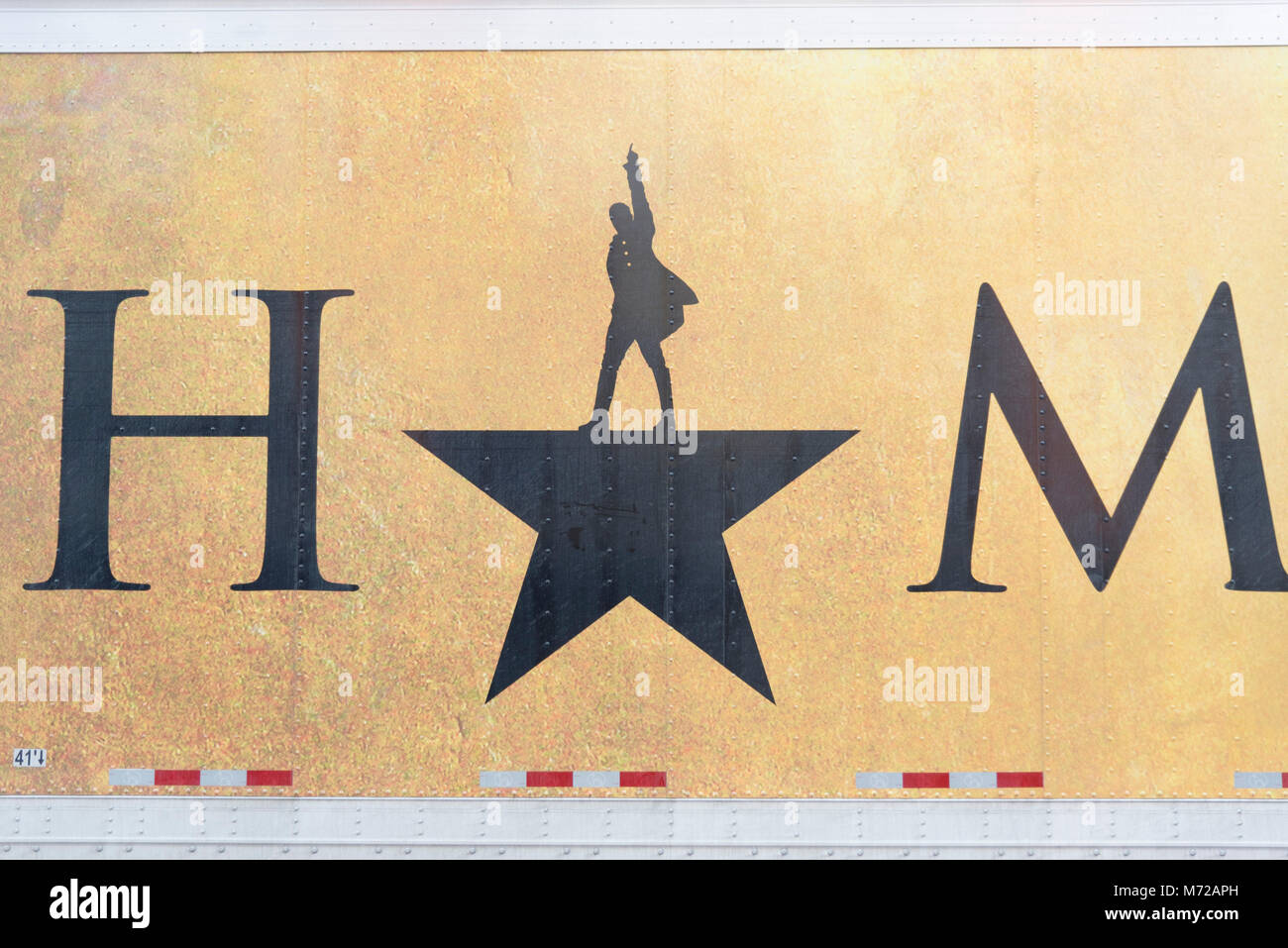 Lo storico teatro Paramount che mostra il pluripremiato musical di Broadway Hamilton nel centro cittadino di Seattle pomeriggio sotto il cielo blu: close up logo Foto Stock