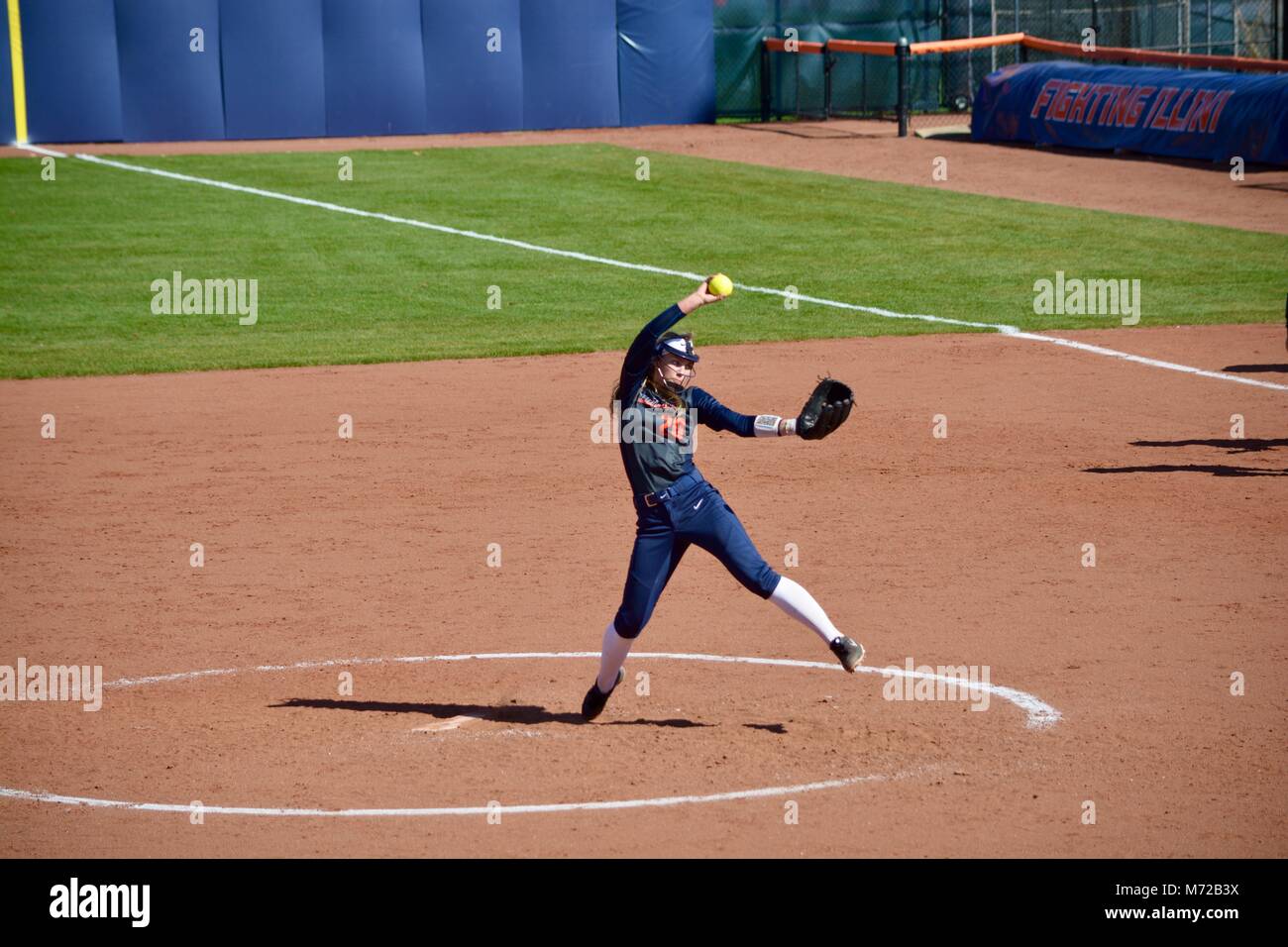 Brocca a fastpitch softball gioco in Illinois Foto Stock