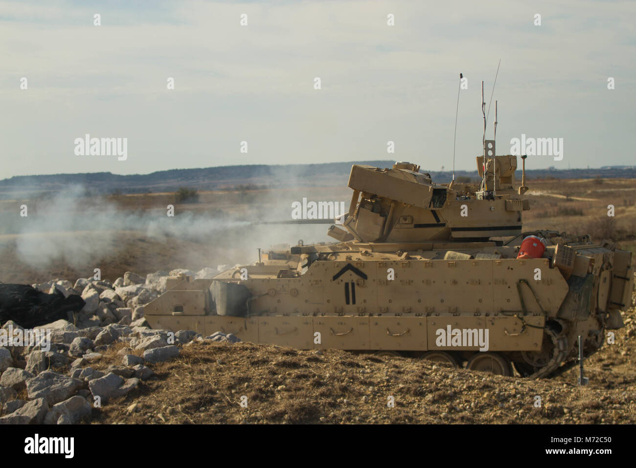 Un U.S. Esercito di combattimento Bradley veicolo appartenente al 6° Stormo, 9° reggimento di cavalleria, 3° Brigata corazzate contro la squadra, 1° Divisione di cavalleria, impegna obiettivi dal coperchio durante una tabella gunnery a Fort Hood, Texas Feb 26, 2018. Third Brigade esemplificato l impegno dell esercito di predisposizione per il fatto di essere pronti per il combattimento solo tre mesi dopo il ritorno a casa dopo un periodo di nove mesi di distribuzione per il Kuwait. (US Army foto scattata da Spc. Nicholas Vidro, 7 Mobile degli affari pubblici distacco). Foto Stock